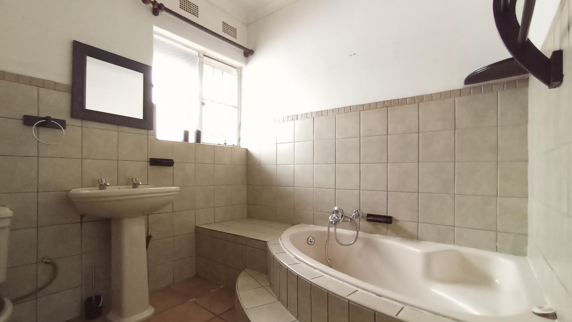 Bathroom 1 - 14 square meters of property in Croydon