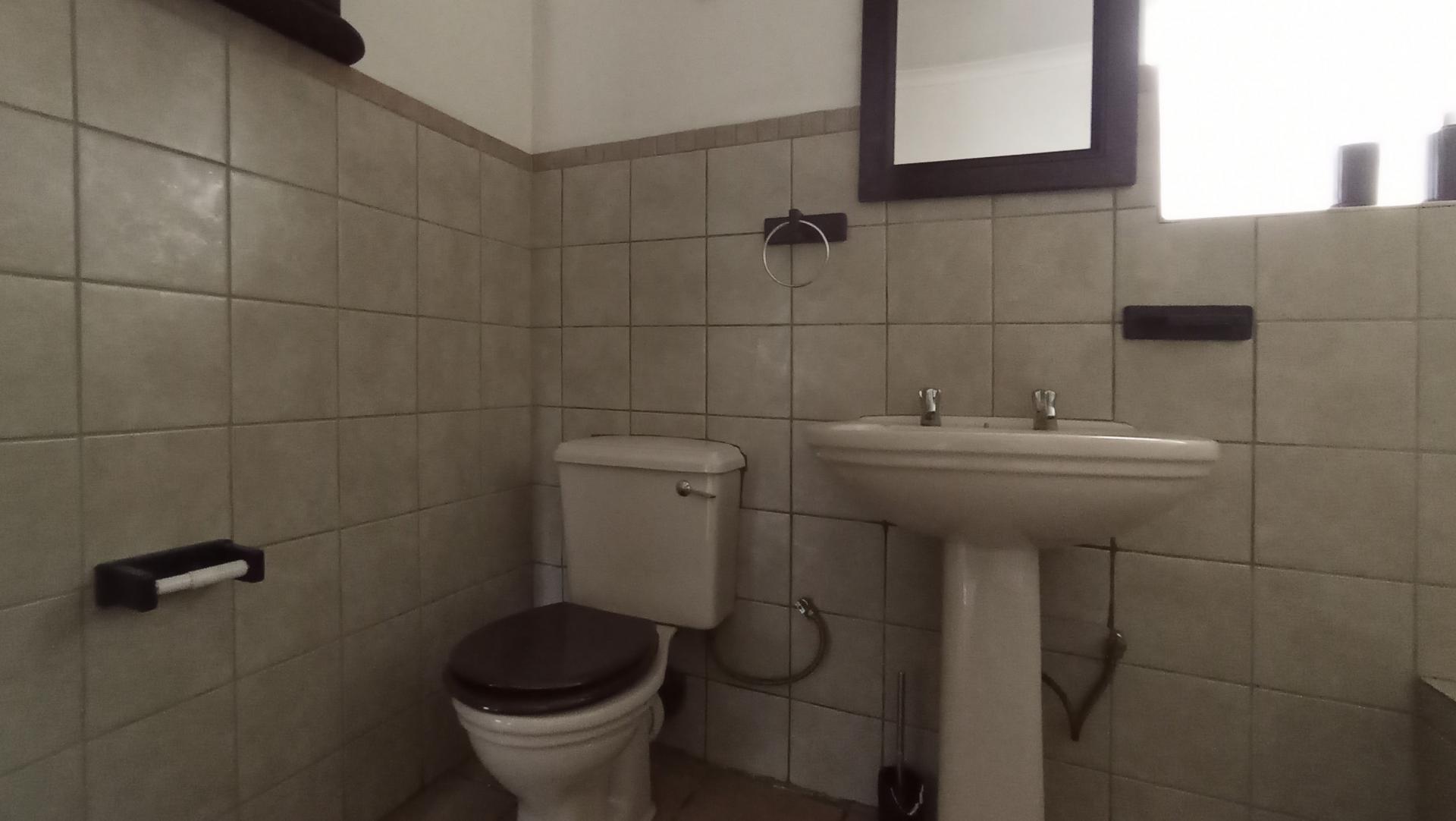 Bathroom 1 - 14 square meters of property in Croydon