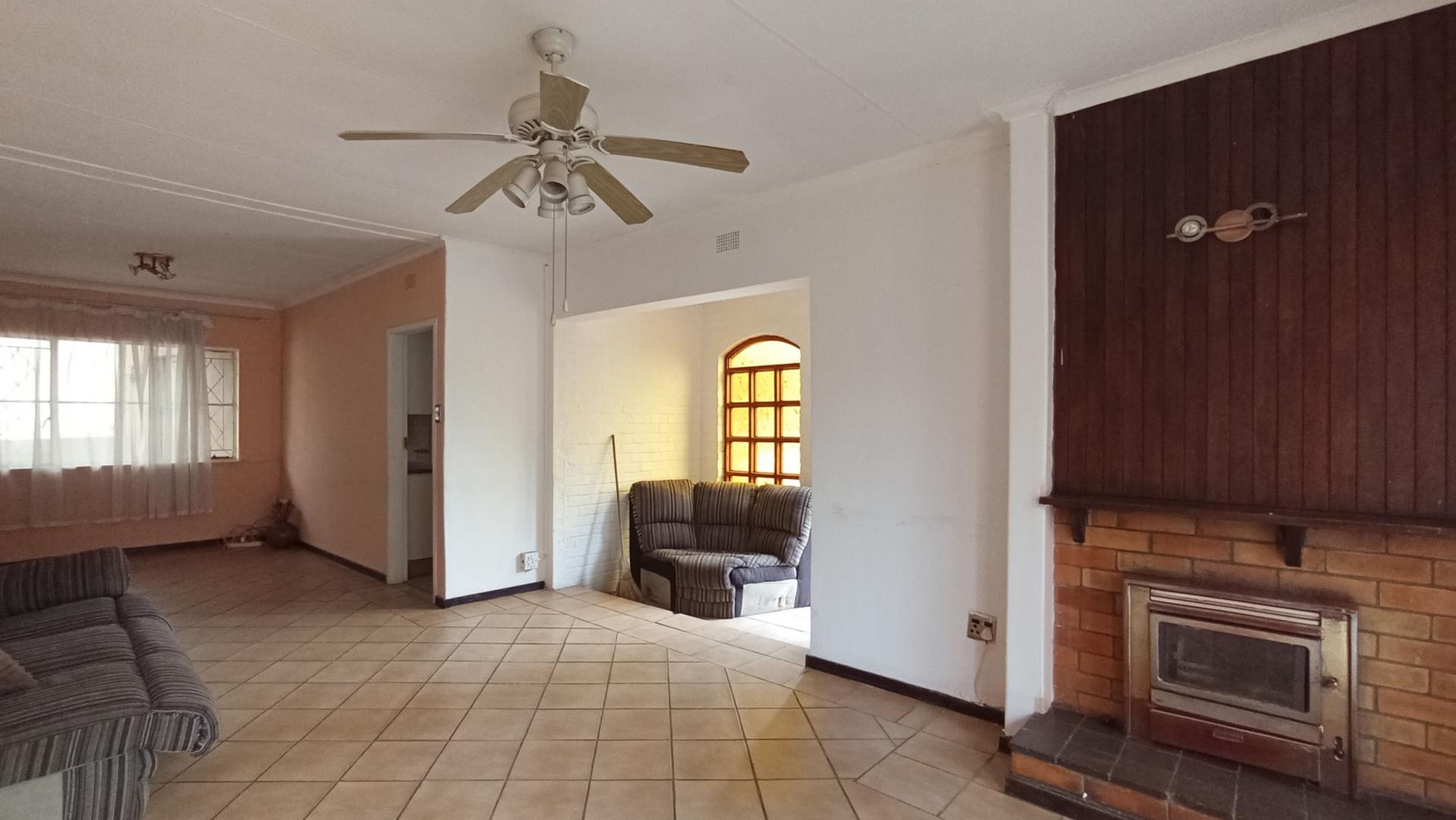 Lounges - 34 square meters of property in Croydon