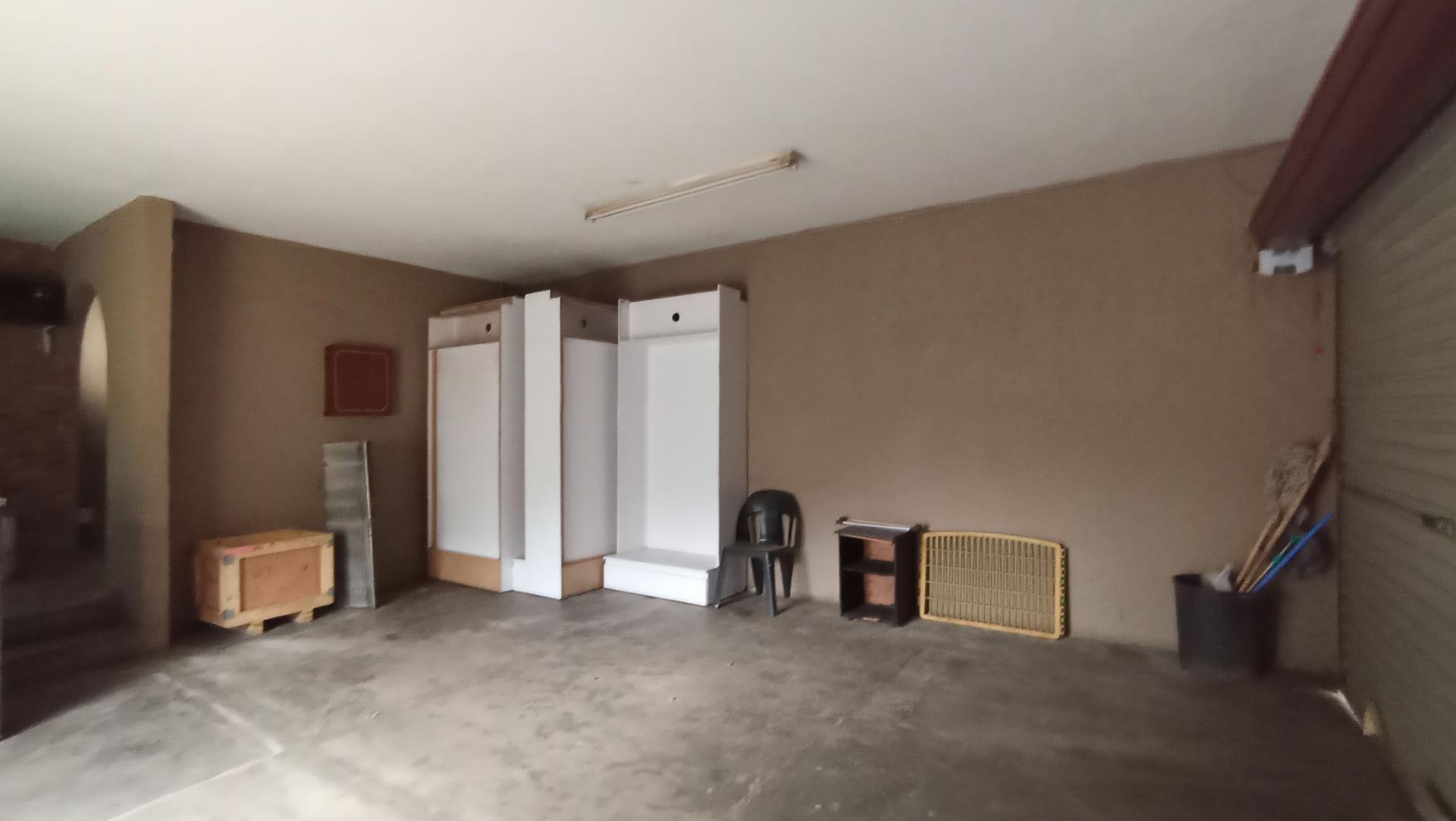 Garage - 37 square meters of property in Croydon