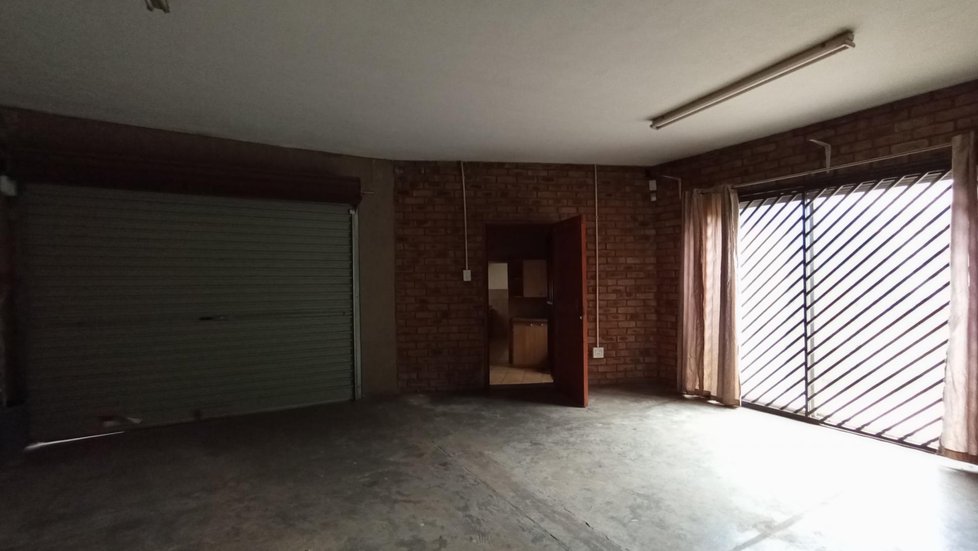 Garage - 37 square meters of property in Croydon