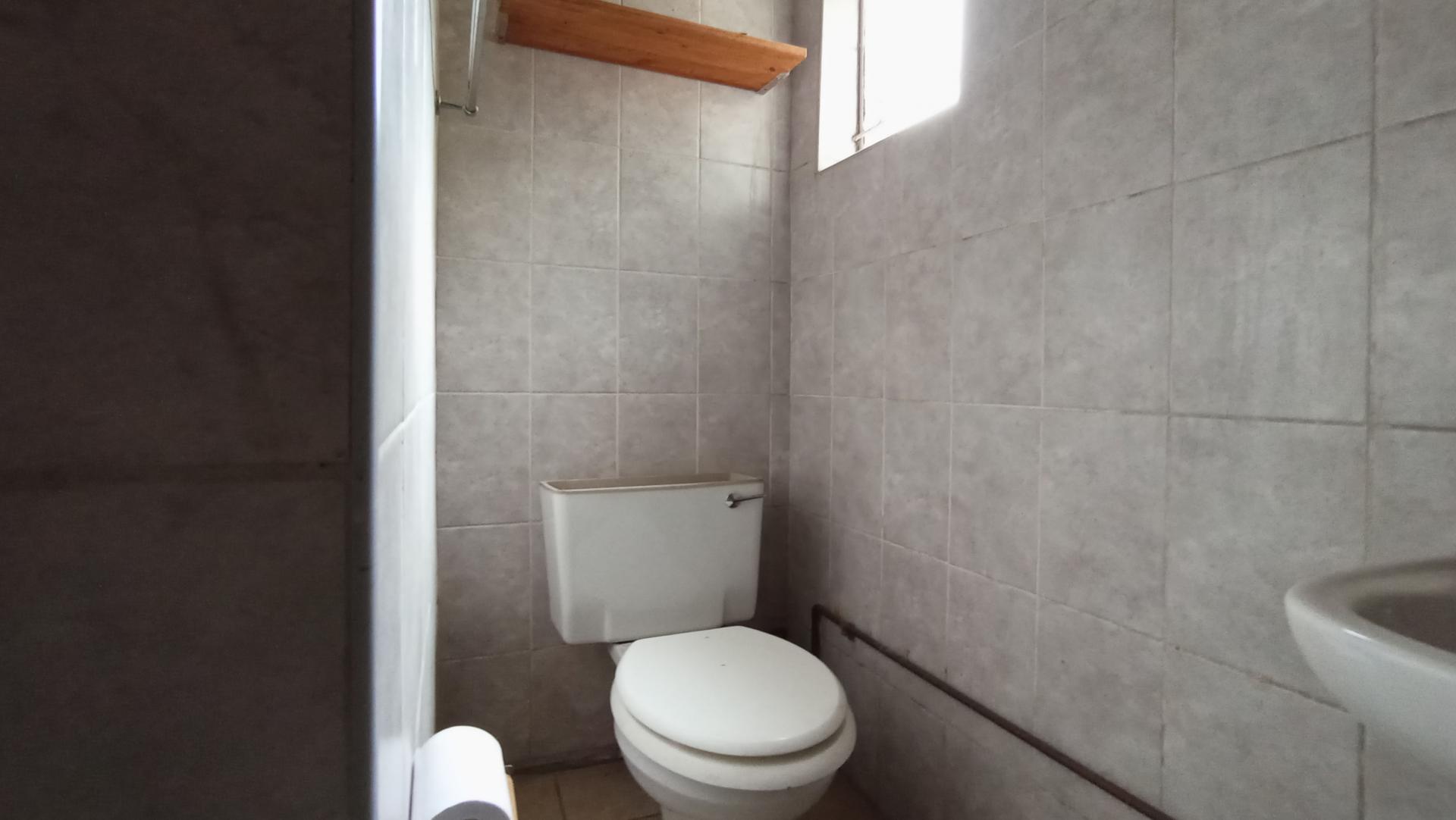 Guest Toilet - 4 square meters of property in Croydon