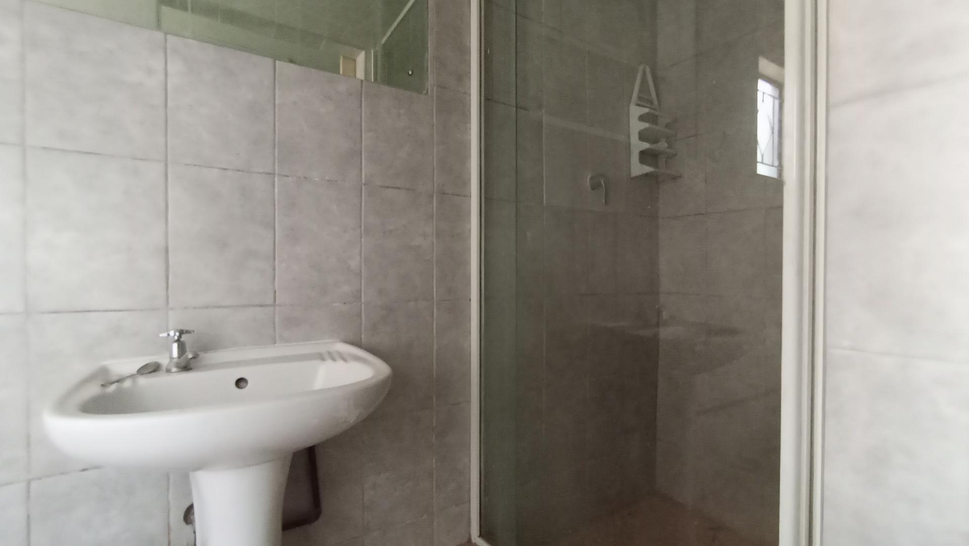 Guest Toilet - 4 square meters of property in Croydon
