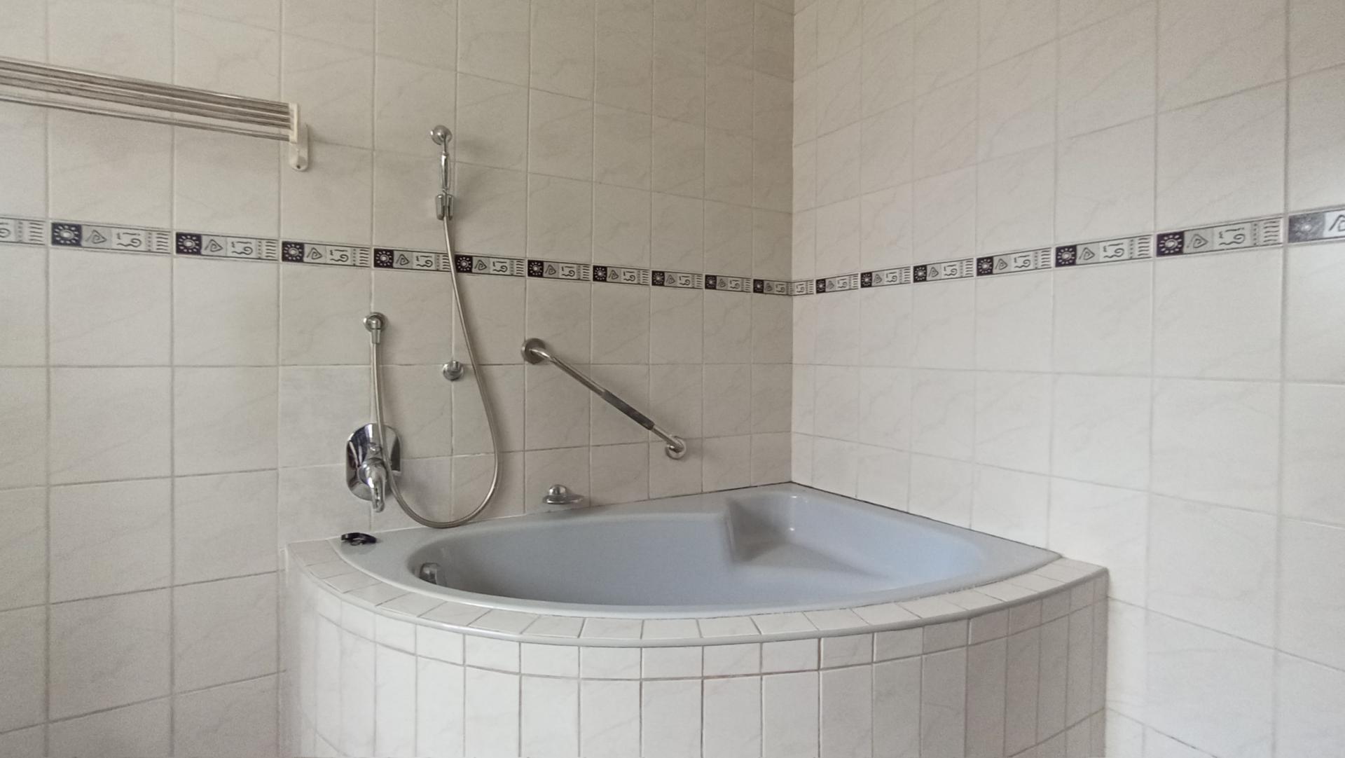 Bathroom 1 - 14 square meters of property in Croydon