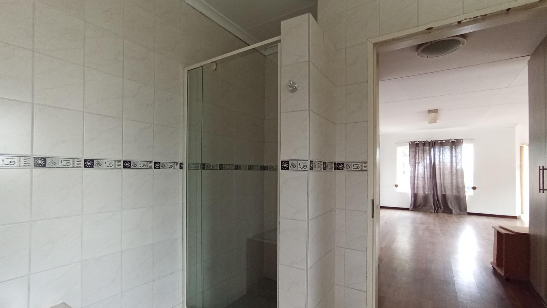 Bathroom 1 - 14 square meters of property in Croydon