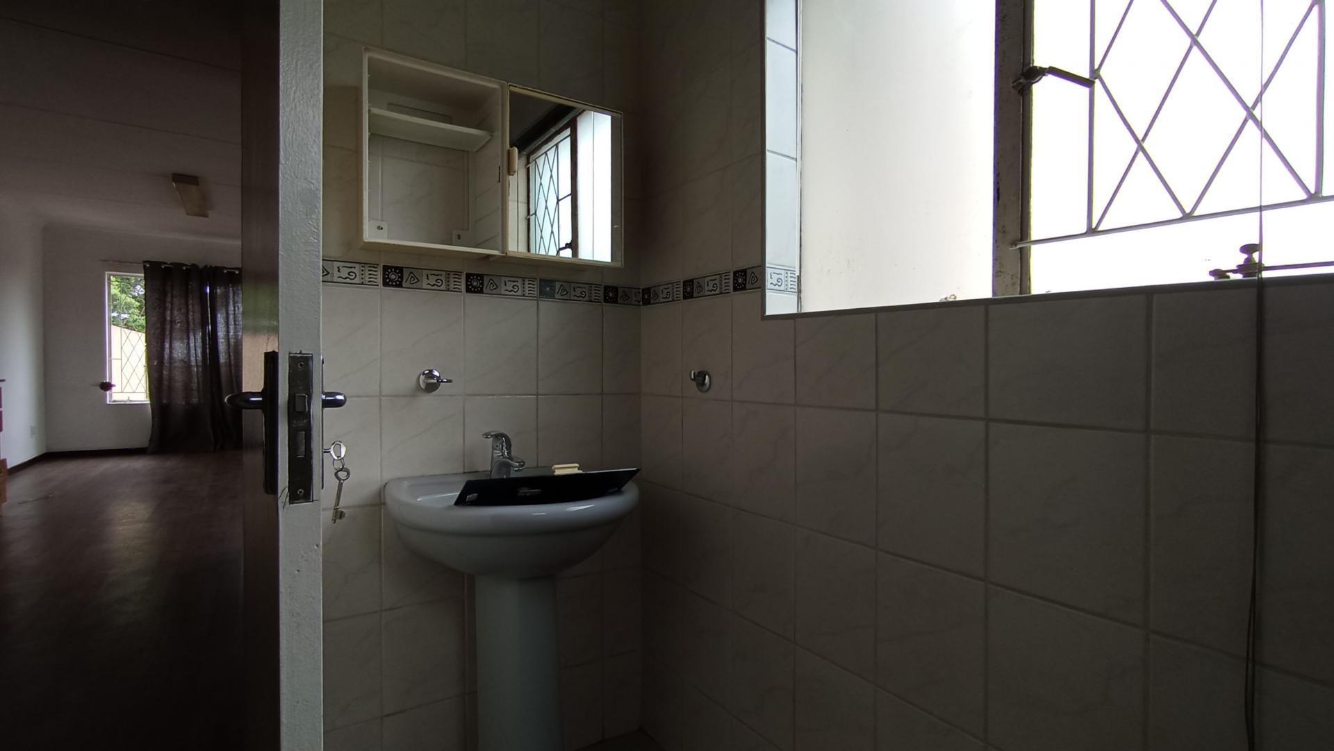 Bathroom 1 - 14 square meters of property in Croydon