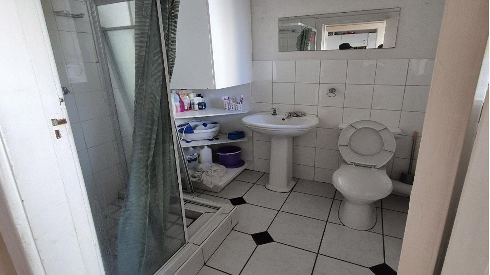 Bathroom 1 of property in Port Elizabeth Central