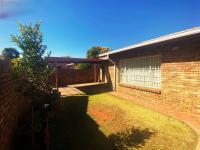  of property in Die Hoewes