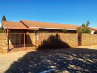  of property in Die Hoewes
