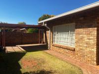  of property in Die Hoewes