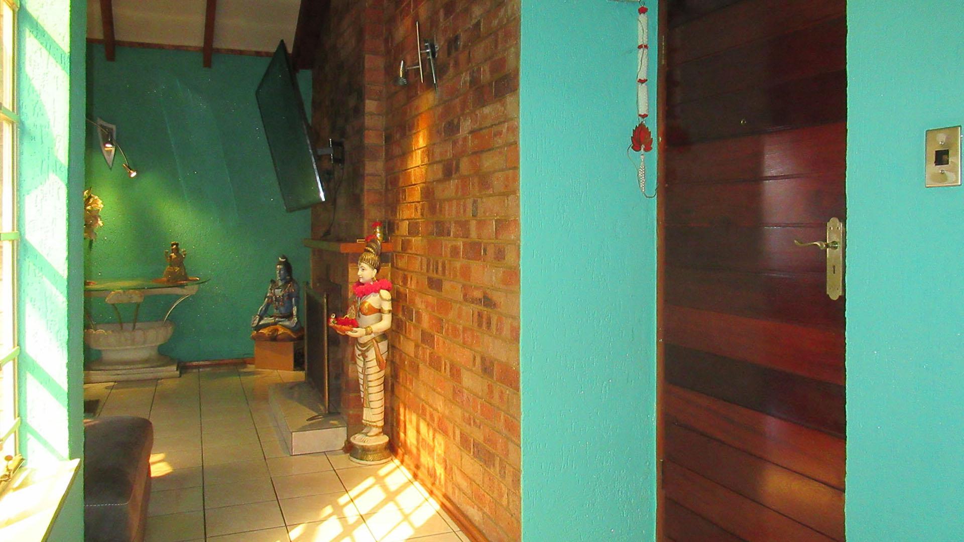 Spaces - 23 square meters of property in Alan Manor