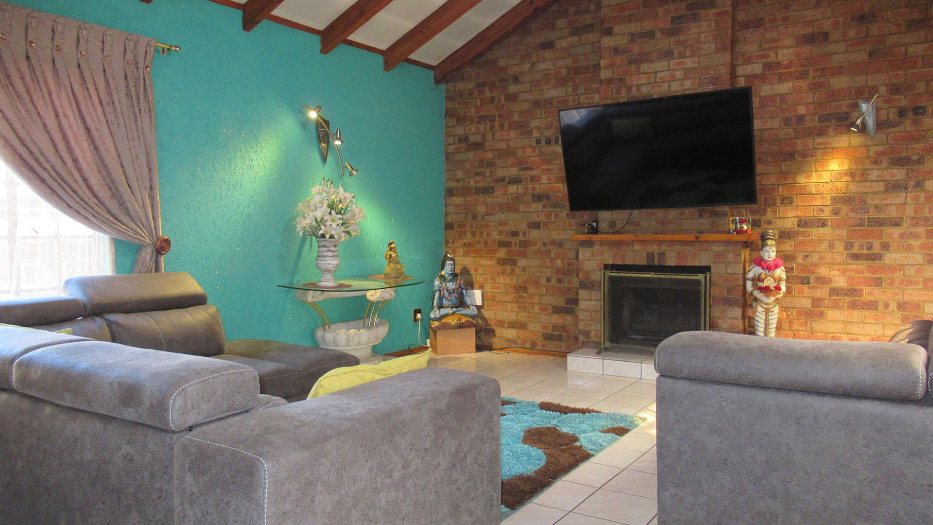 Lounges - 38 square meters of property in Alan Manor