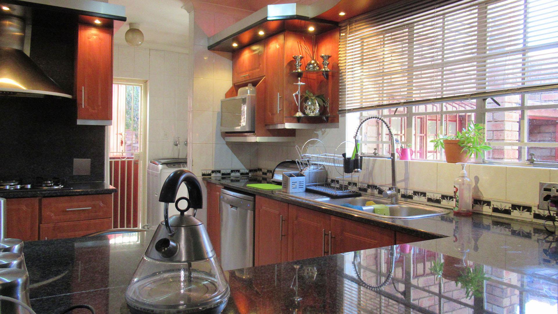 Kitchen - 17 square meters of property in Alan Manor