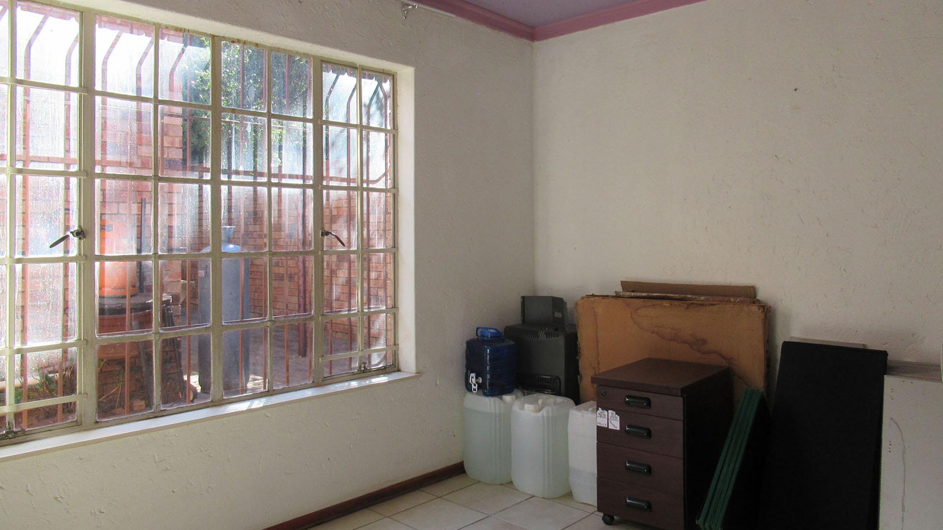 Bed Room 3 - 15 square meters of property in Alan Manor