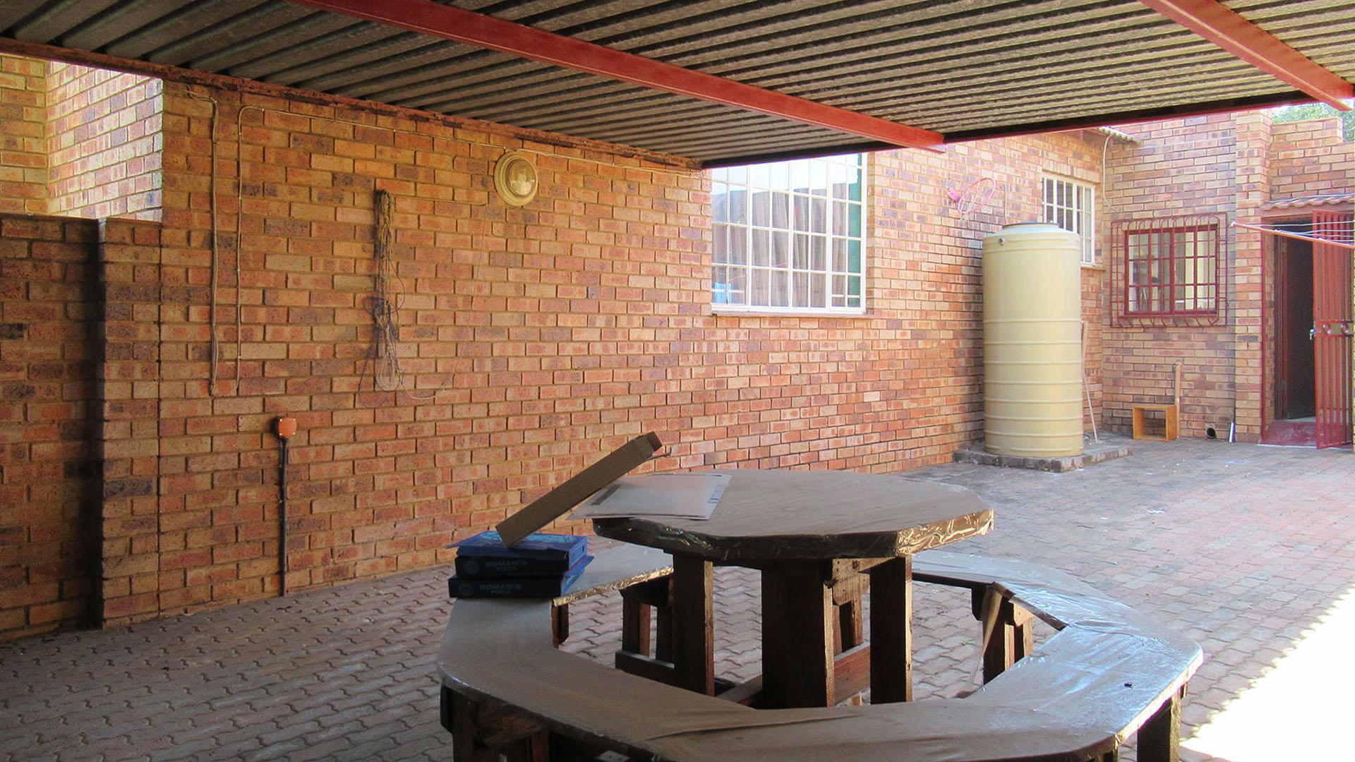 Spaces - 23 square meters of property in Alan Manor