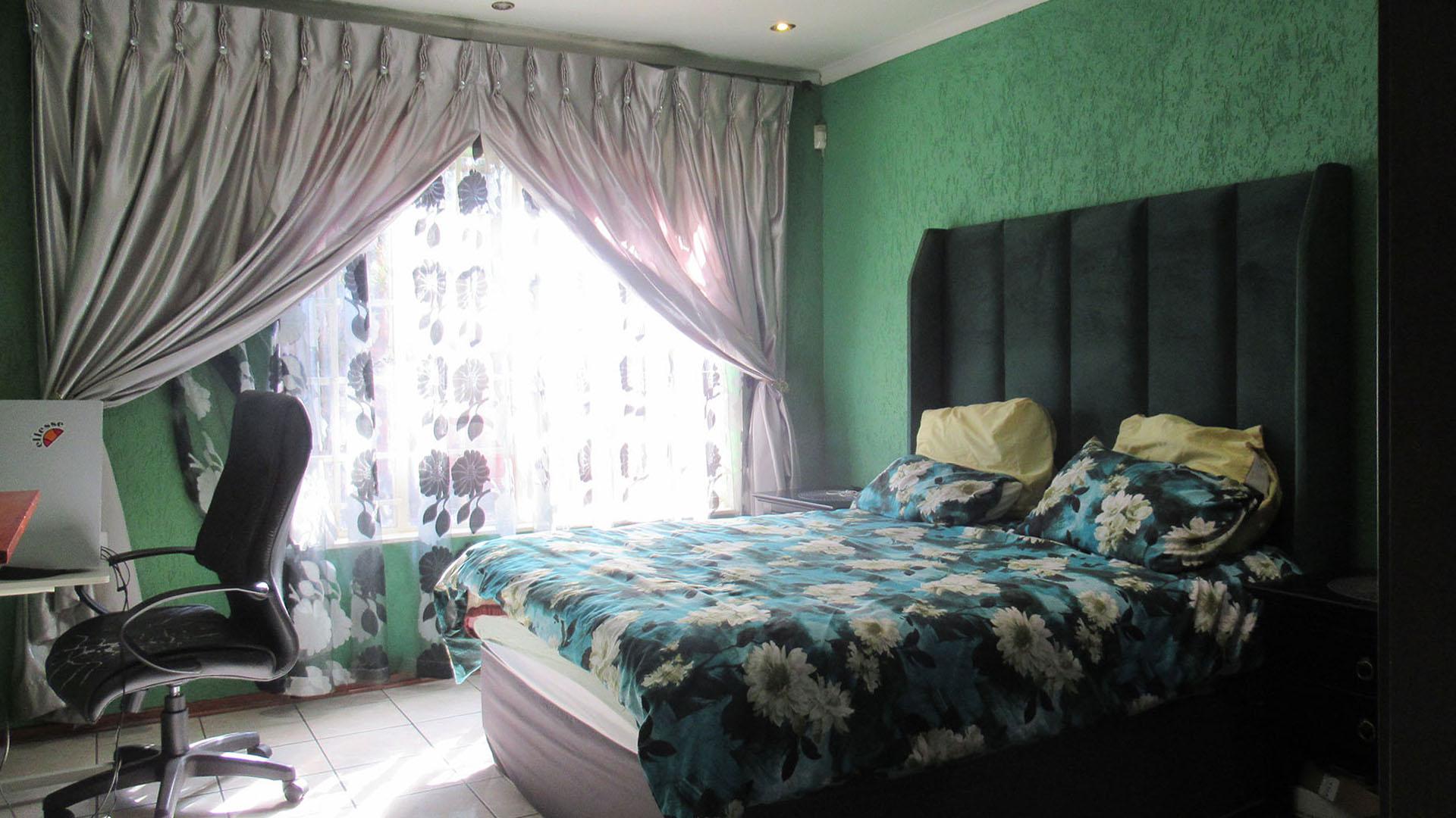 Bed Room 1 - 15 square meters of property in Alan Manor