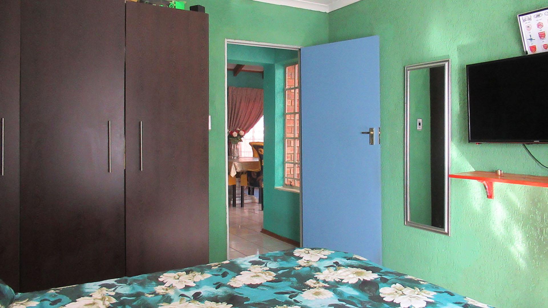 Bed Room 1 - 15 square meters of property in Alan Manor