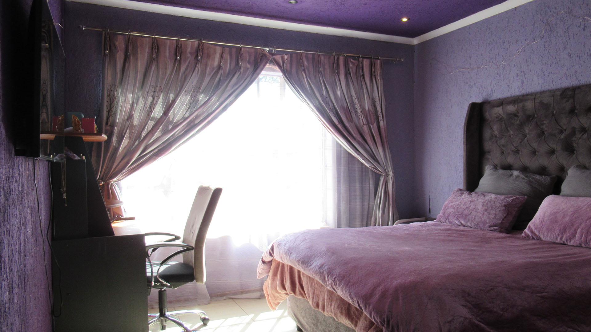 Bed Room 2 - 15 square meters of property in Alan Manor