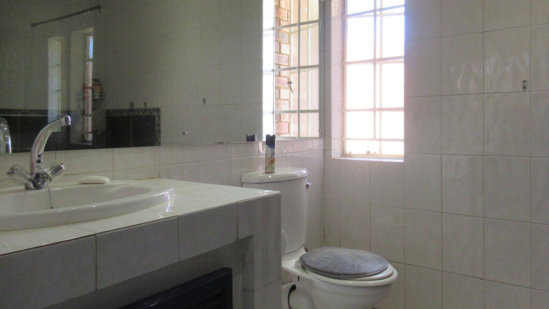 Bathroom 1 - 7 square meters of property in Alan Manor