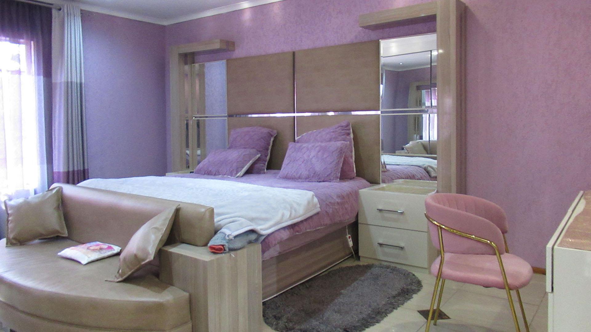 Main Bedroom - 25 square meters of property in Alan Manor