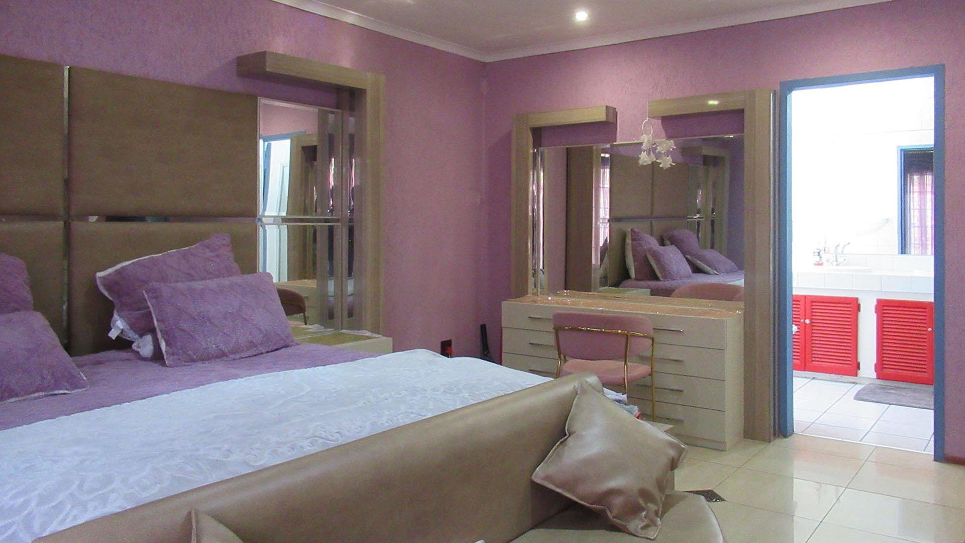 Main Bedroom - 25 square meters of property in Alan Manor