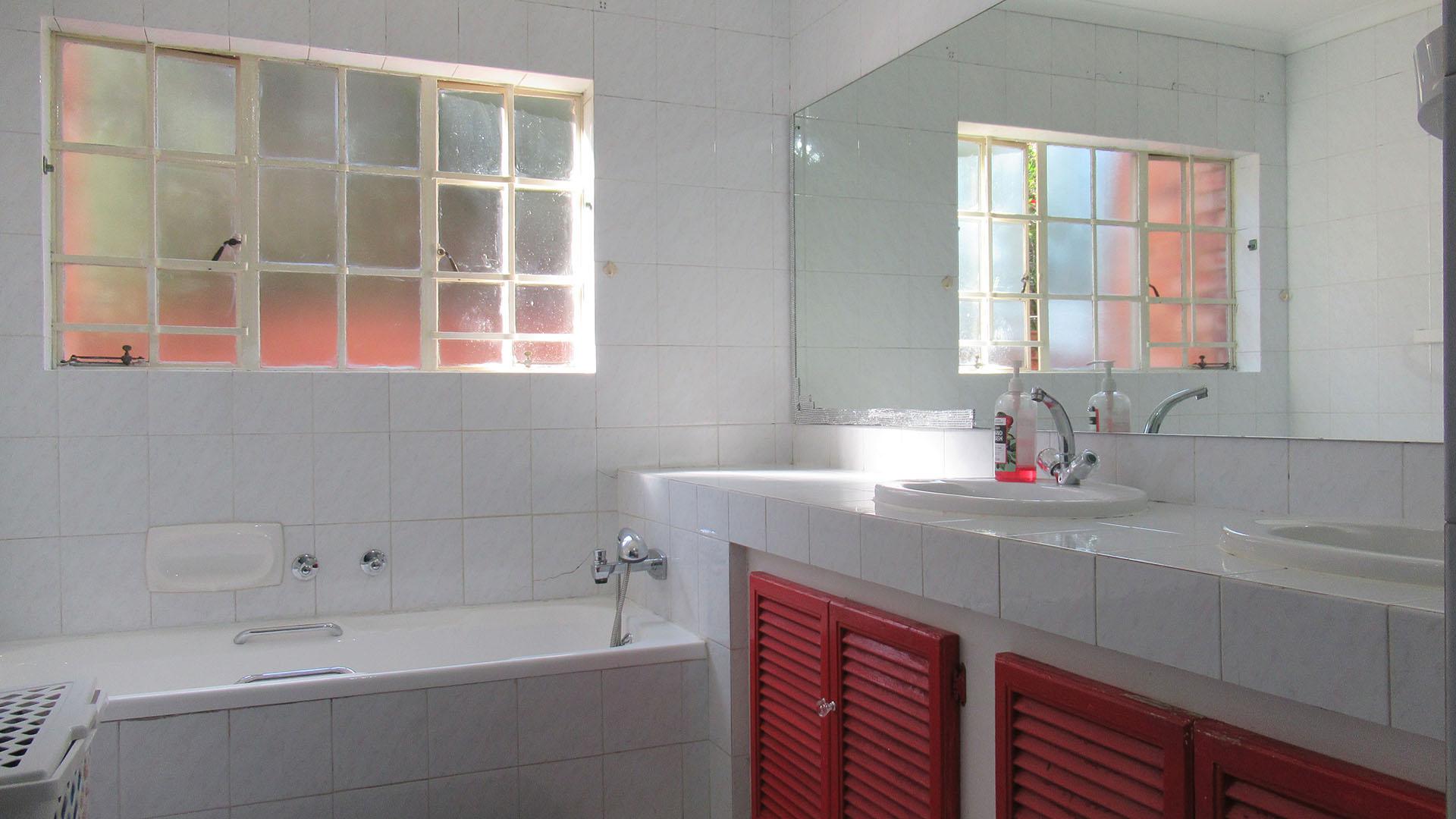 Main Bathroom - 11 square meters of property in Alan Manor