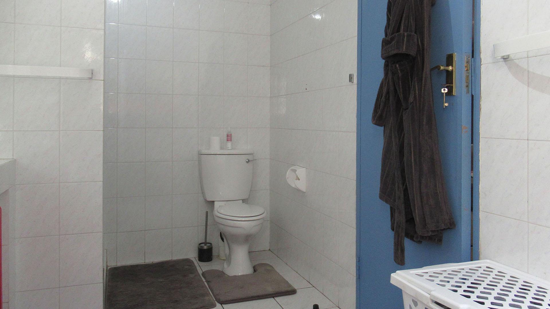 Main Bathroom - 11 square meters of property in Alan Manor