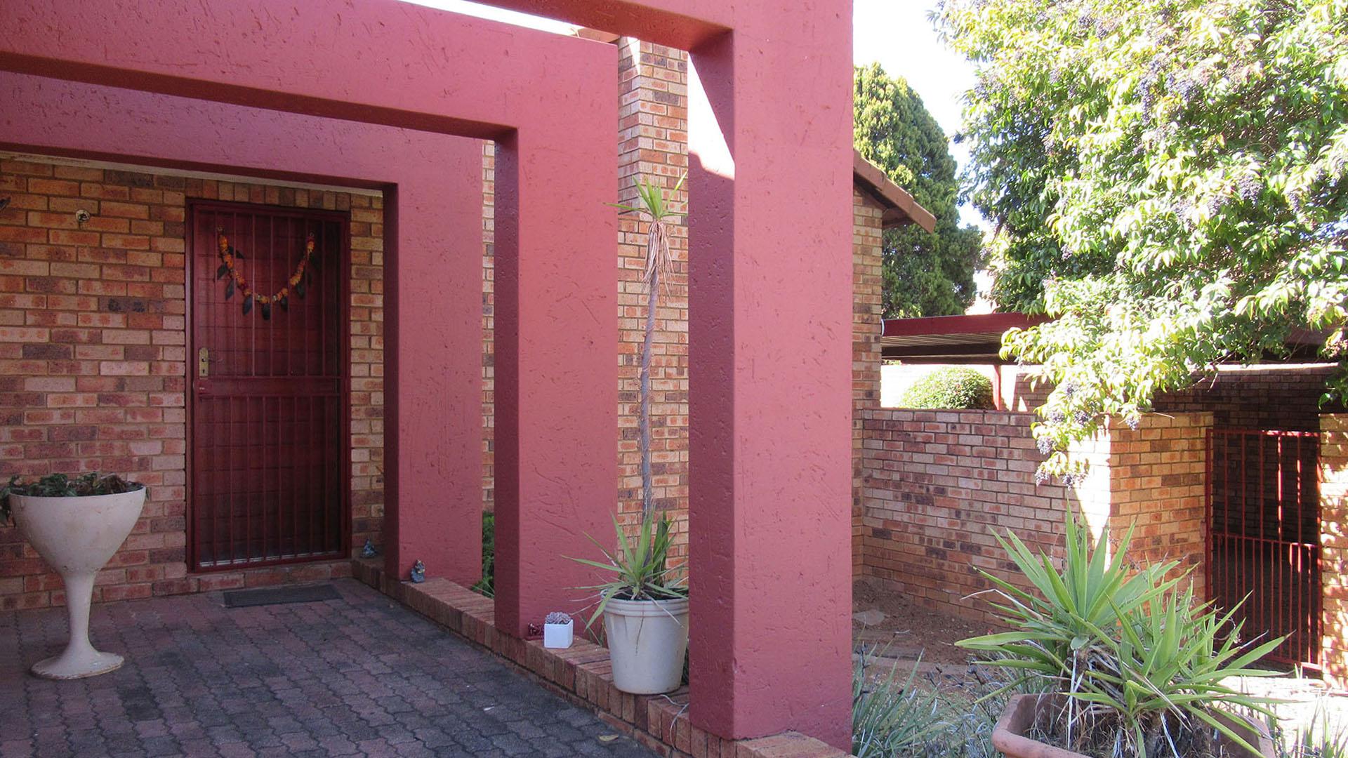 Front View of property in Alan Manor