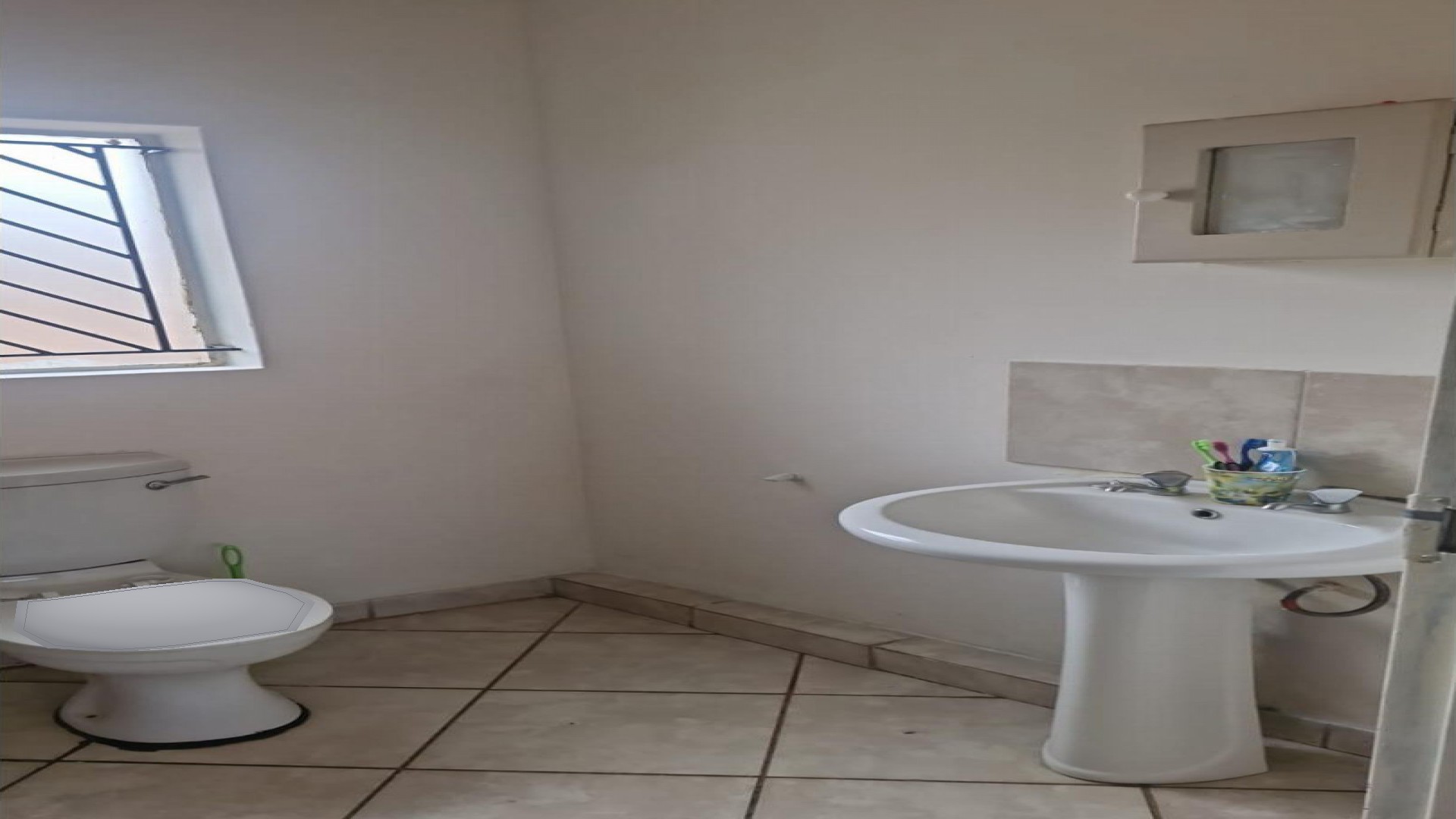 Bathroom 1 of property in Kirkney