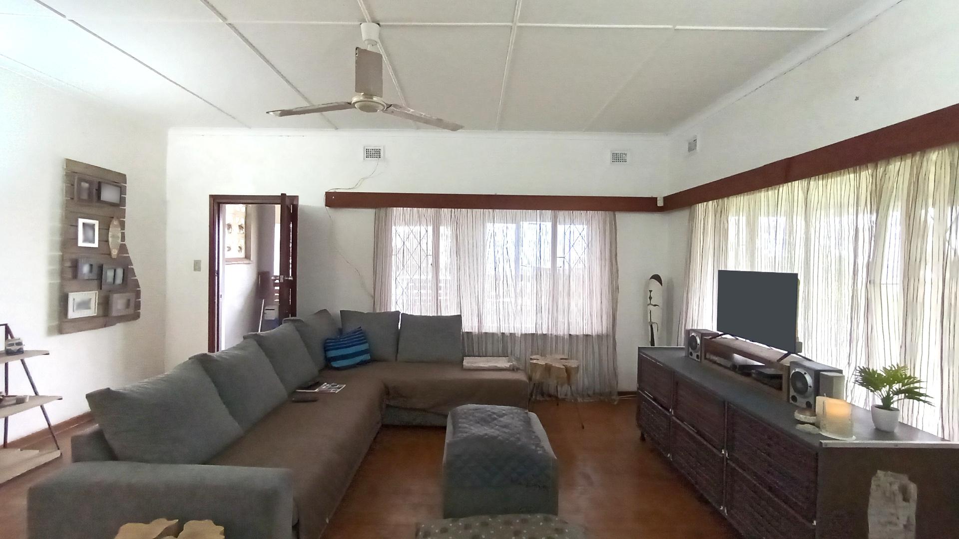 Lounges - 24 square meters of property in Port Edward