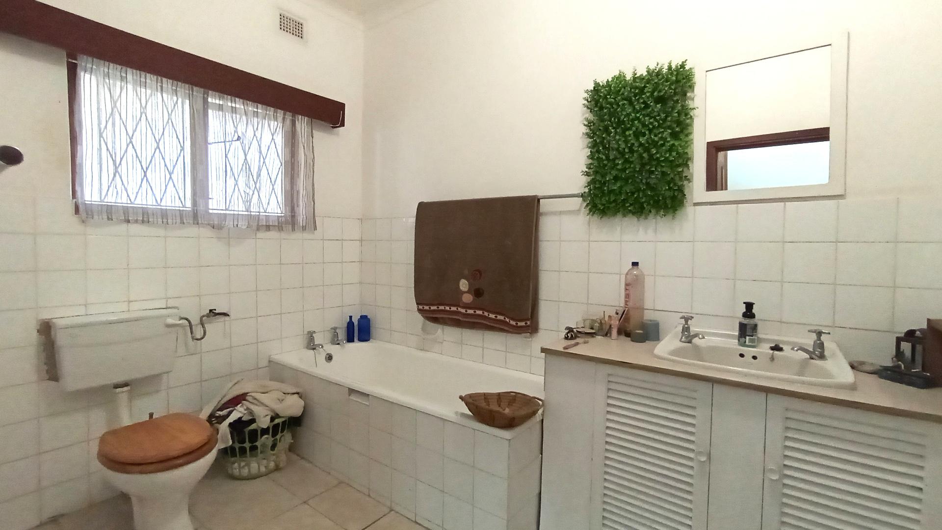 Bathroom 1 - 17 square meters of property in Port Edward