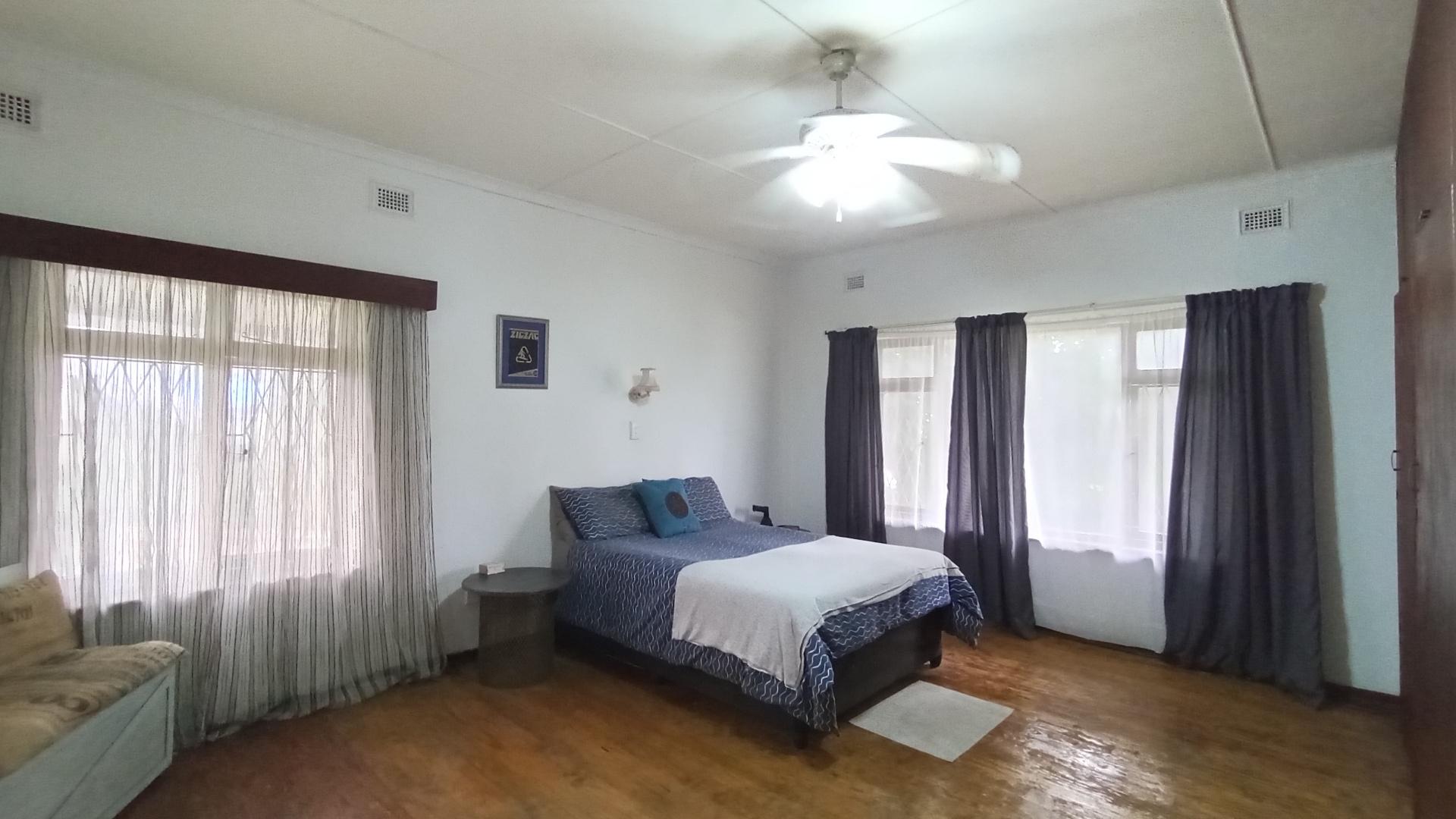 Main Bedroom - 25 square meters of property in Port Edward