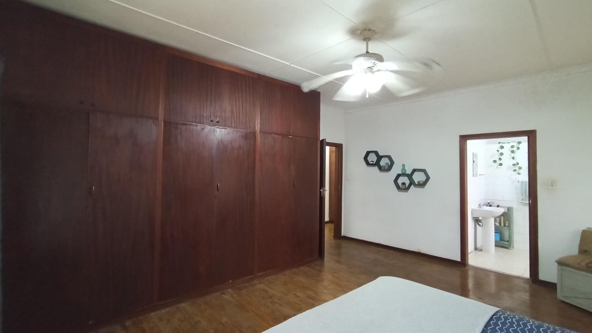 Main Bedroom - 25 square meters of property in Port Edward