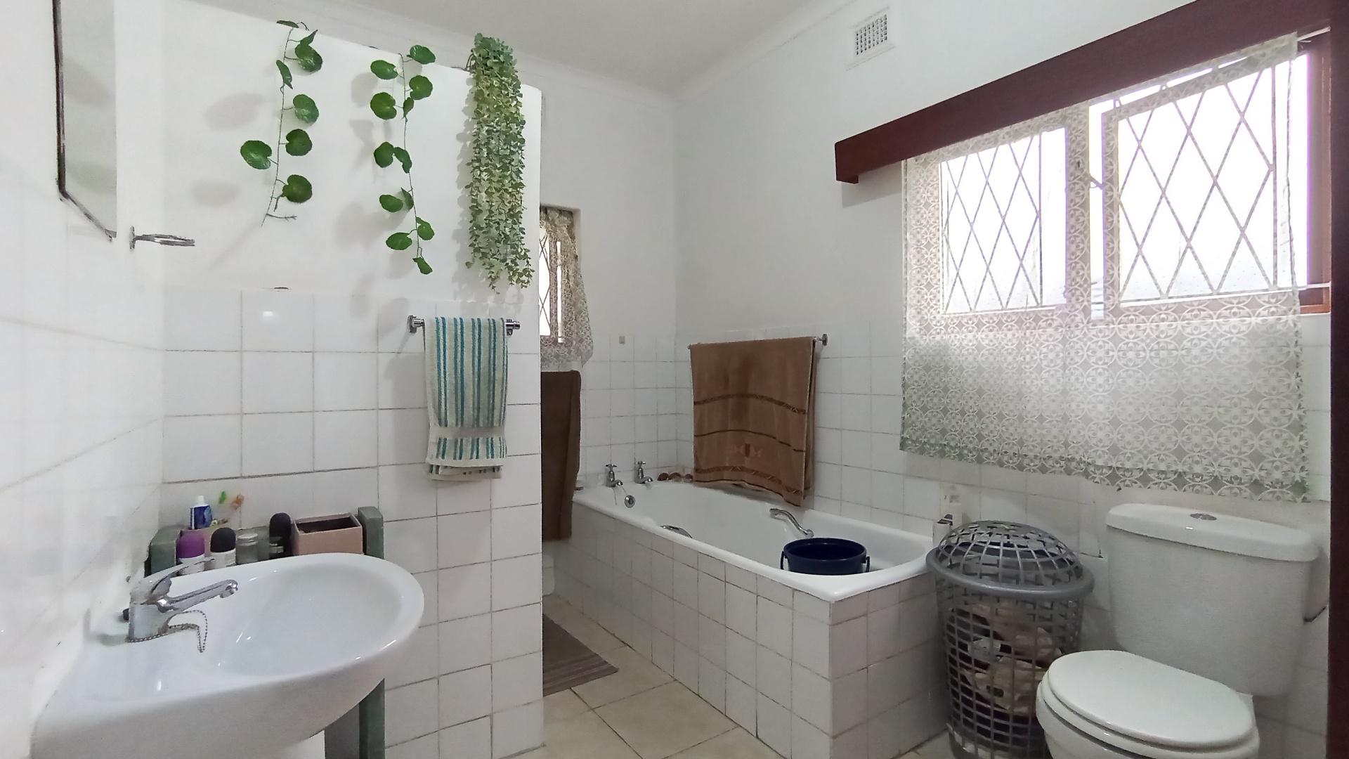 Main Bathroom - 7 square meters of property in Port Edward