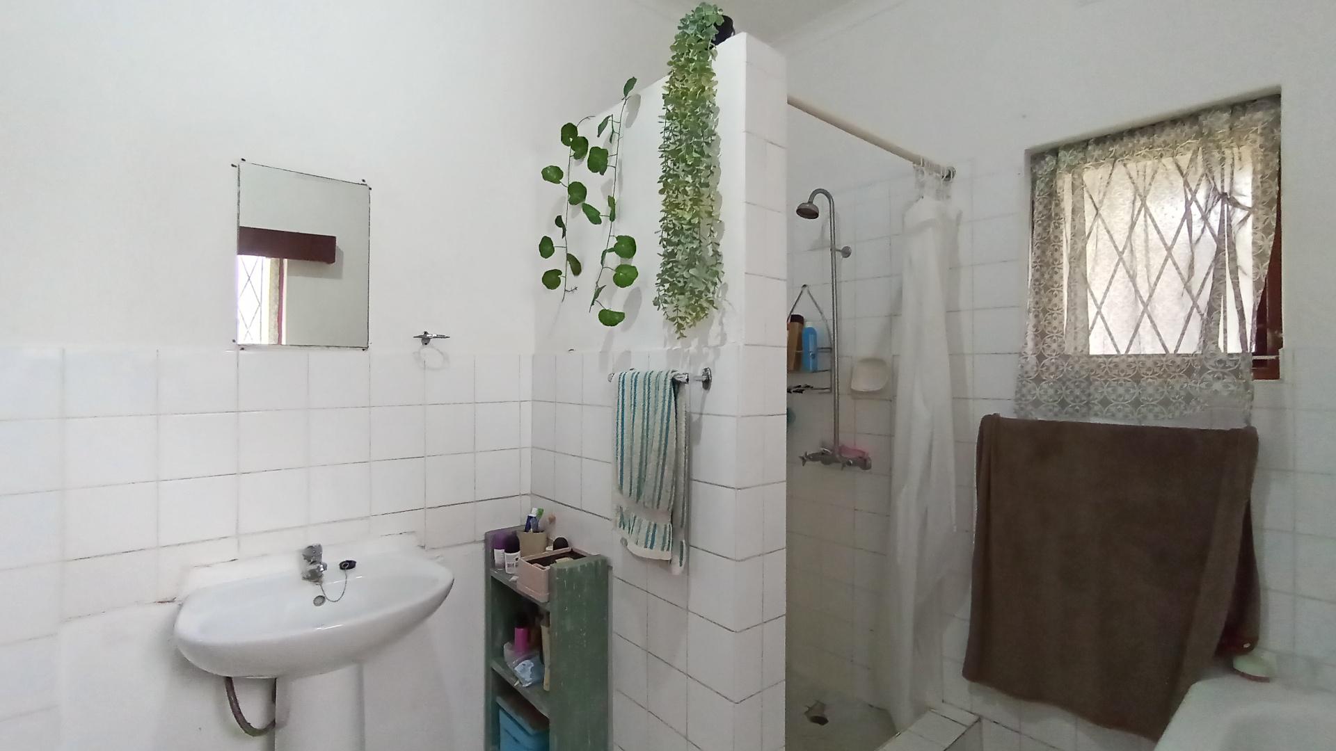Main Bathroom - 7 square meters of property in Port Edward