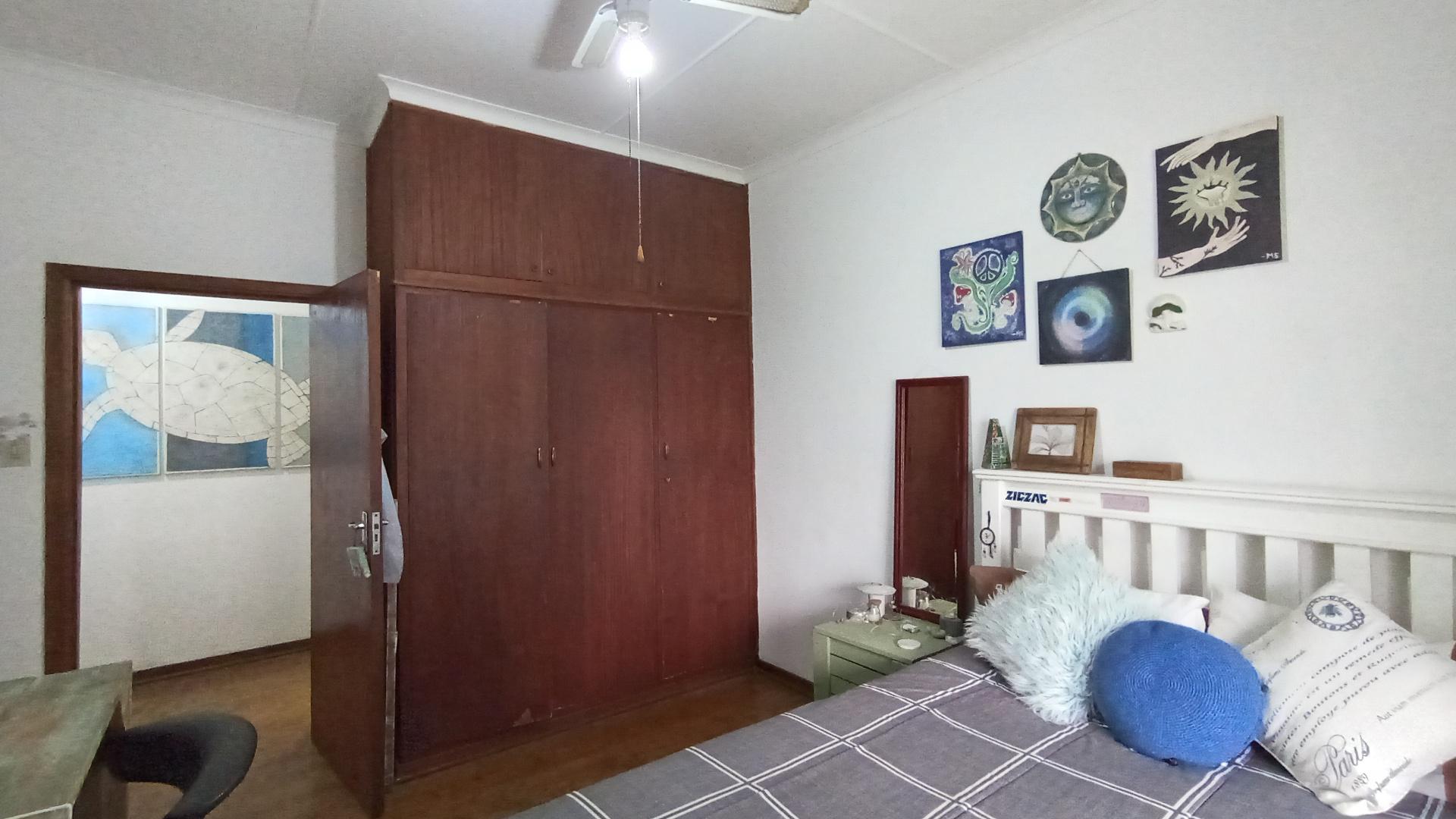 Bed Room 1 - 13 square meters of property in Port Edward