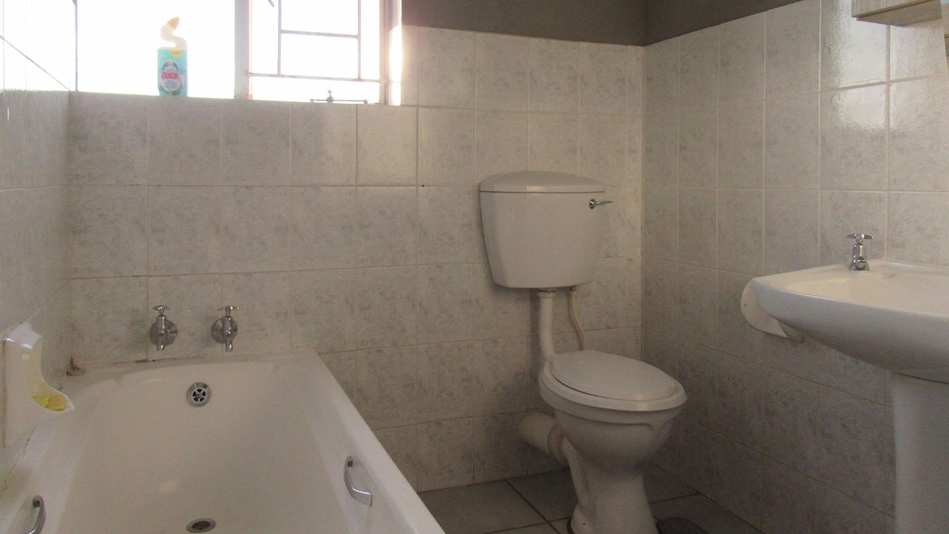 Bathroom 1 - 5 square meters of property in Discovery