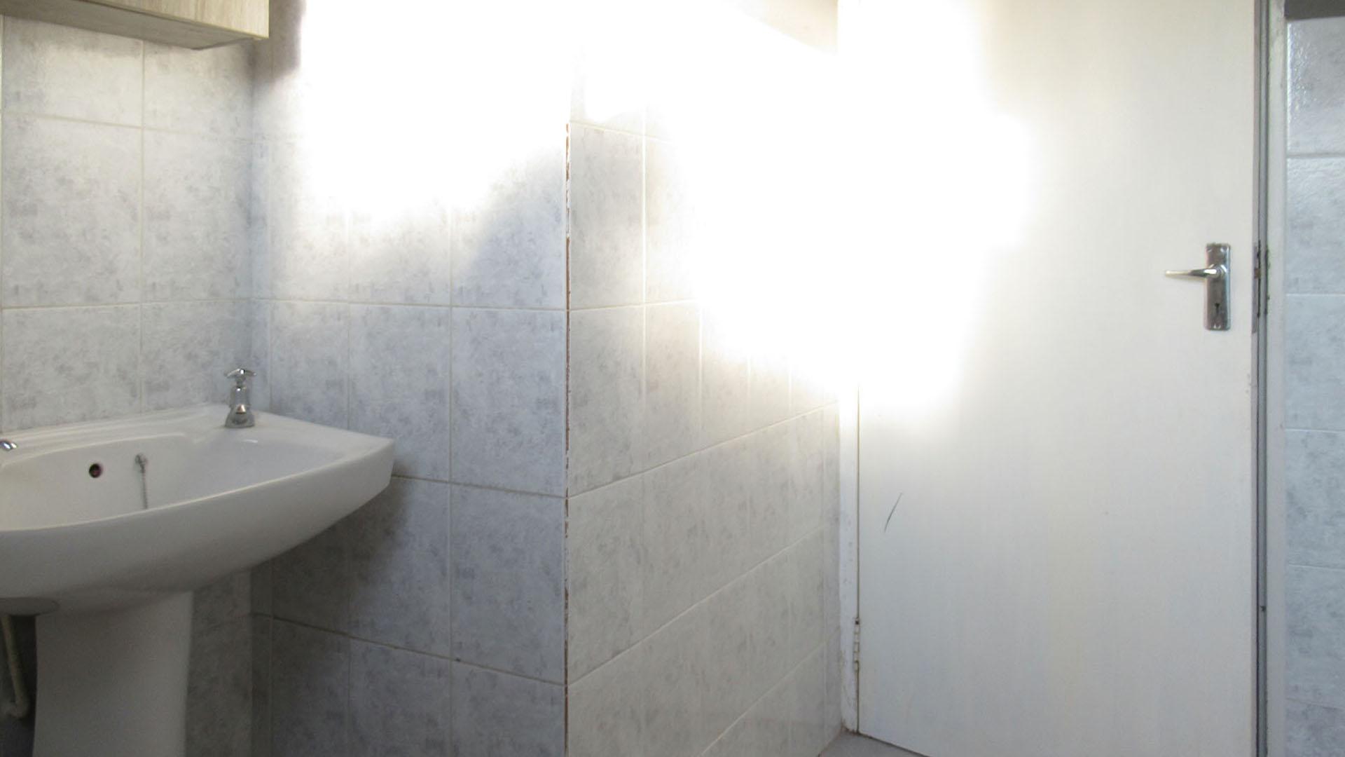 Bathroom 1 - 5 square meters of property in Discovery