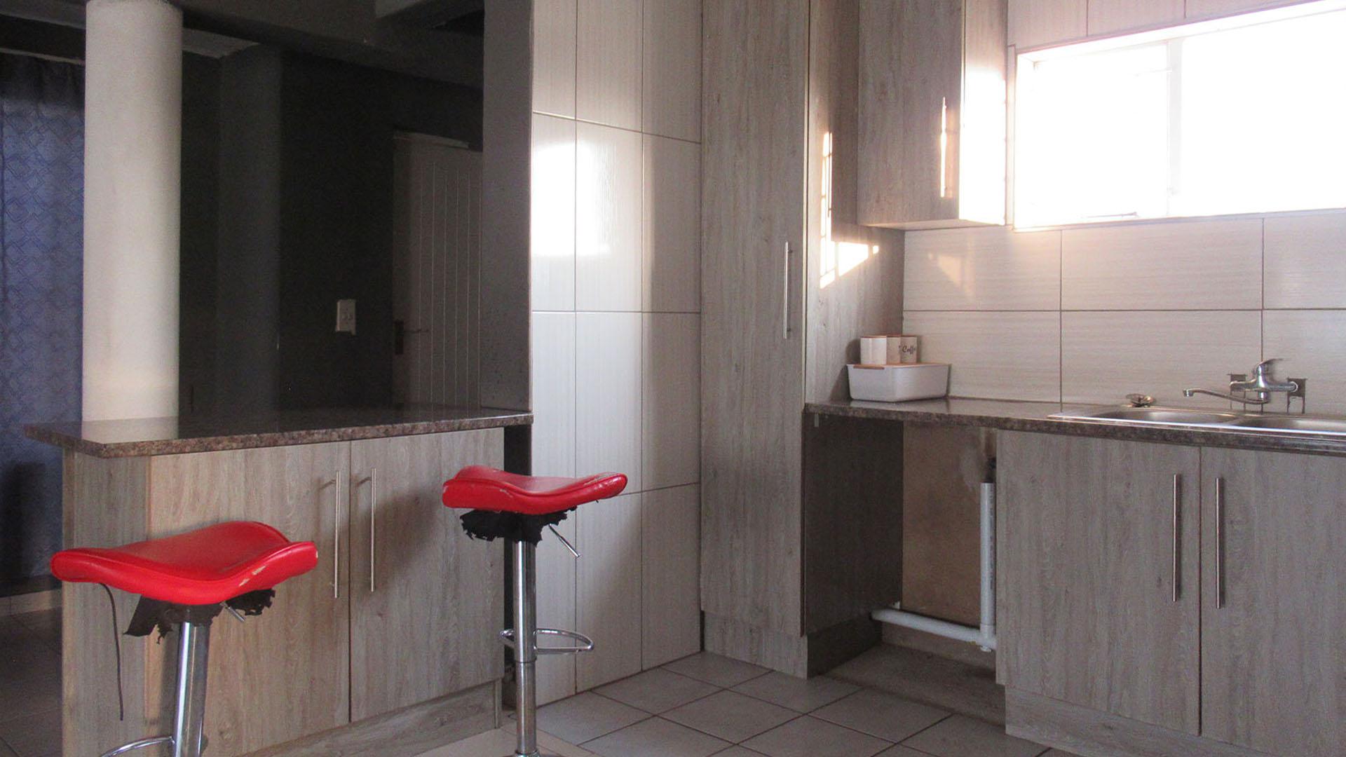 Kitchen of property in Discovery