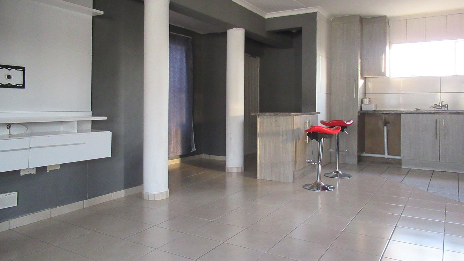 Lounges - 17 square meters of property in Discovery