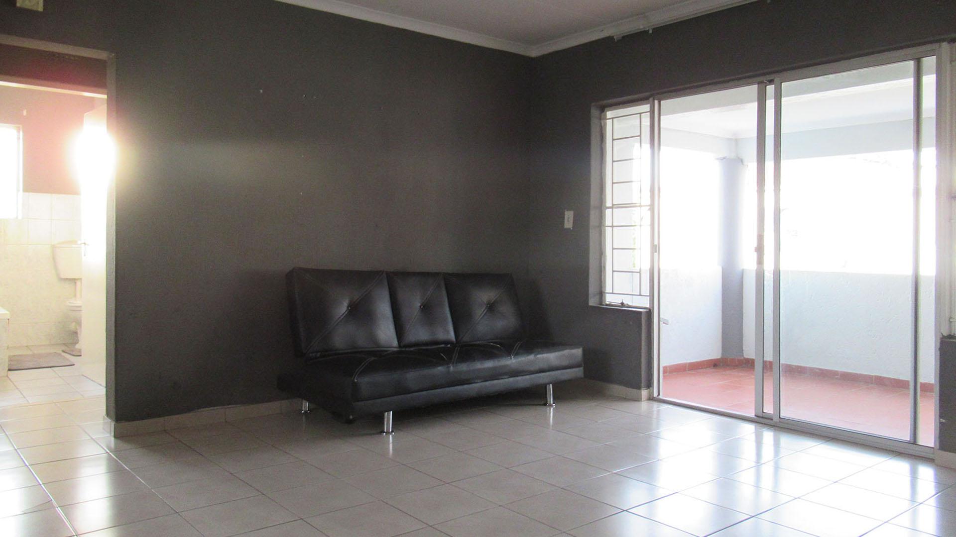 Lounges - 17 square meters of property in Discovery