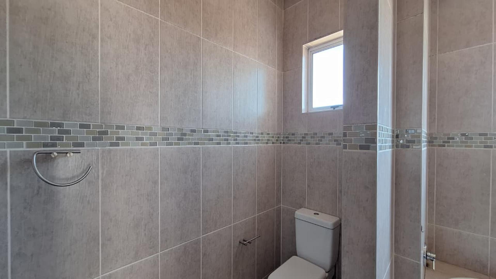 Main Bathroom - 15 square meters of property in Vanderbijlpark