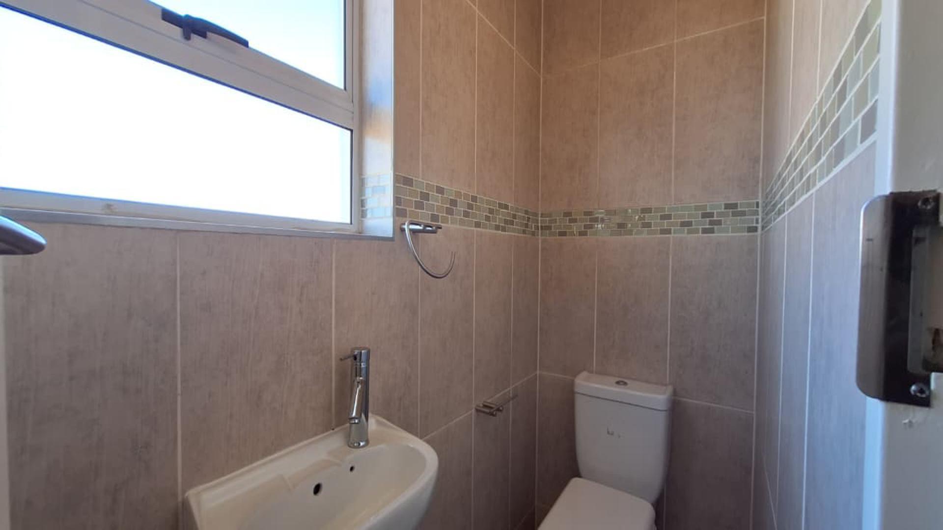 Bathroom 1 - 4 square meters of property in Vanderbijlpark