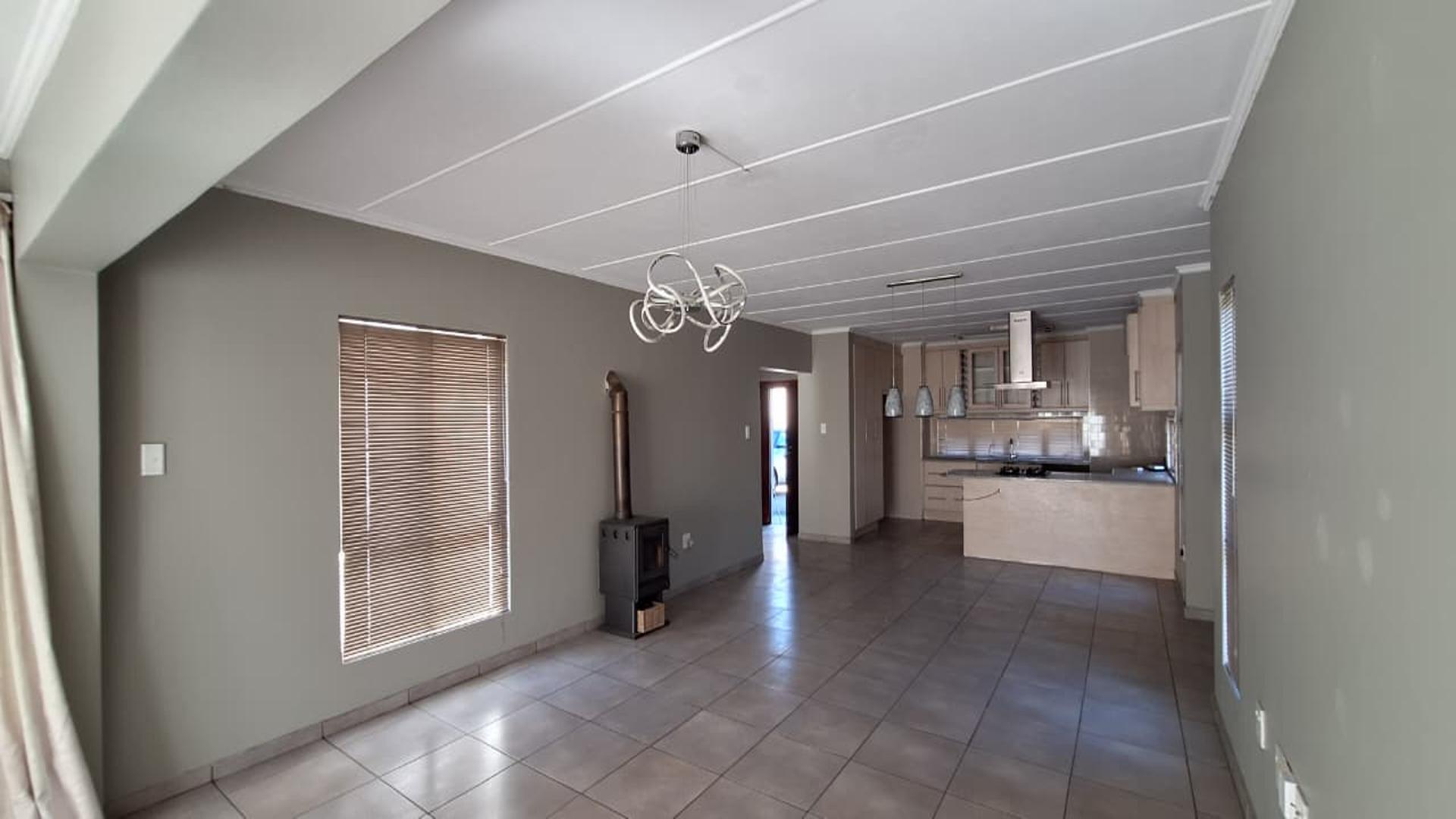 Lounges - 38 square meters of property in Vanderbijlpark