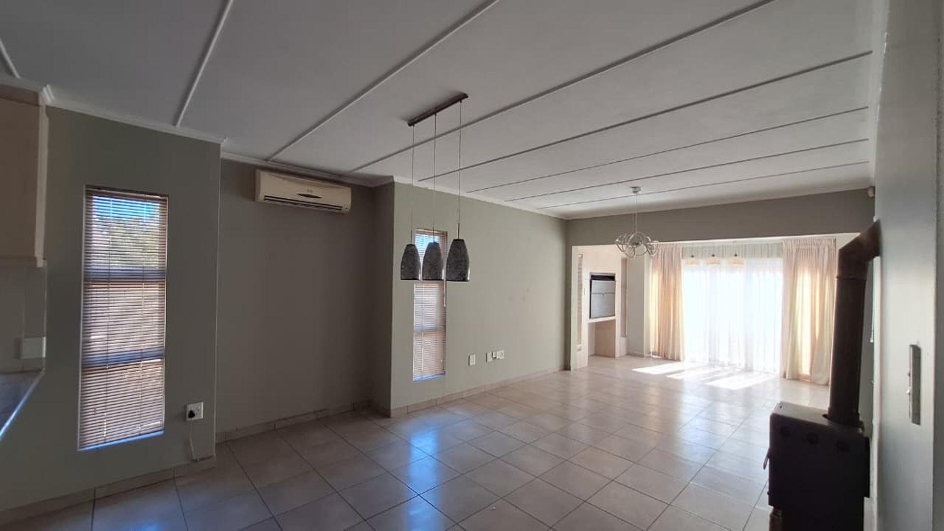 Lounges - 38 square meters of property in Vanderbijlpark