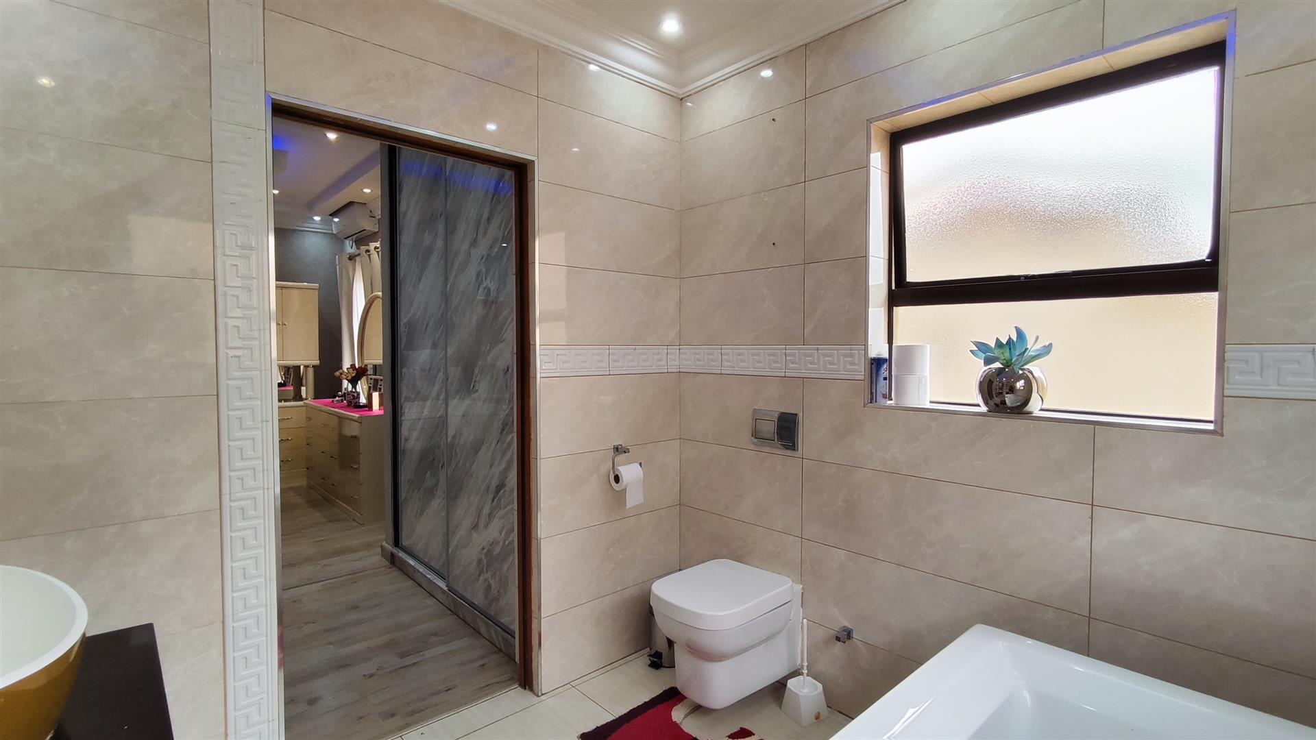 Main Bathroom - 7 square meters of property in Fleurdal