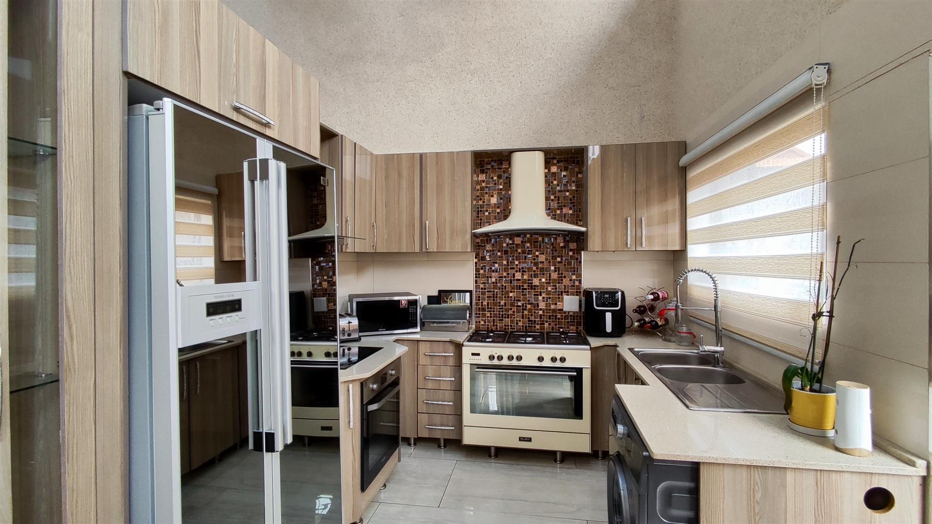 Kitchen - 13 square meters of property in Fleurdal