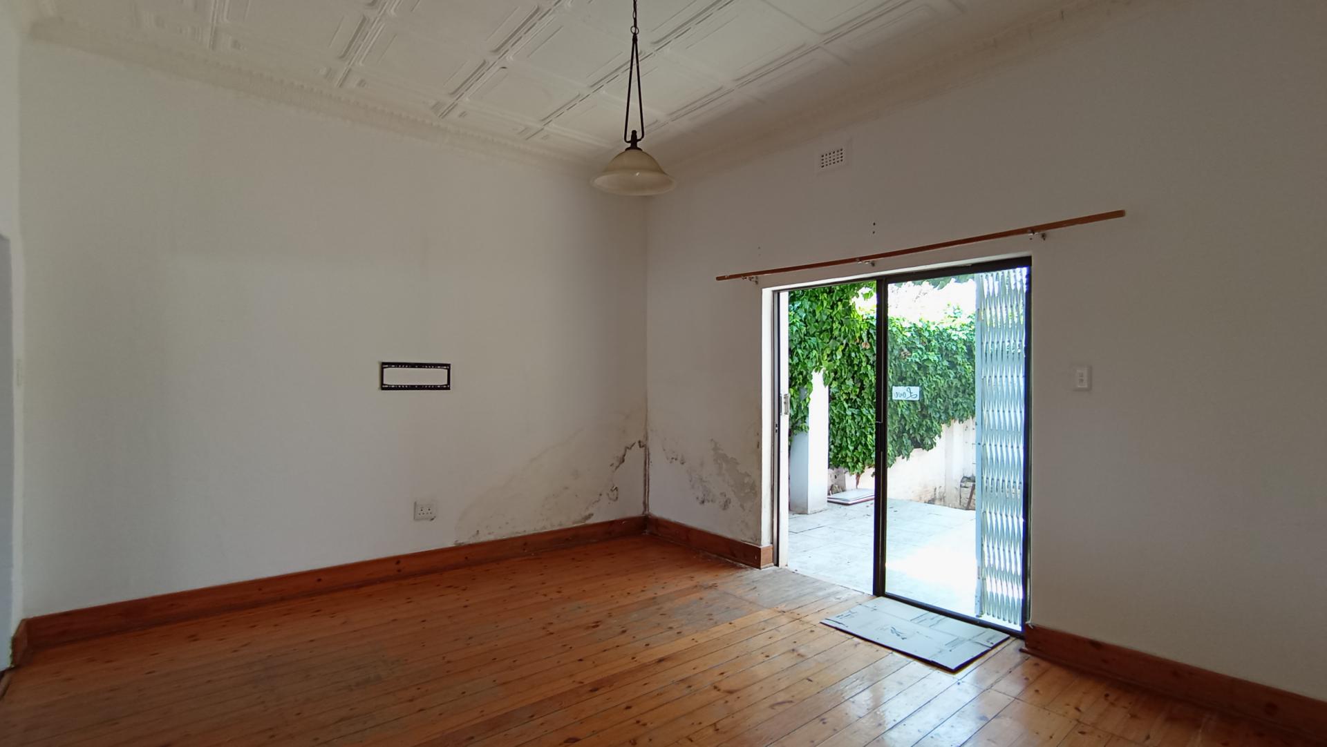 Lounges - 22 square meters of property in Melville