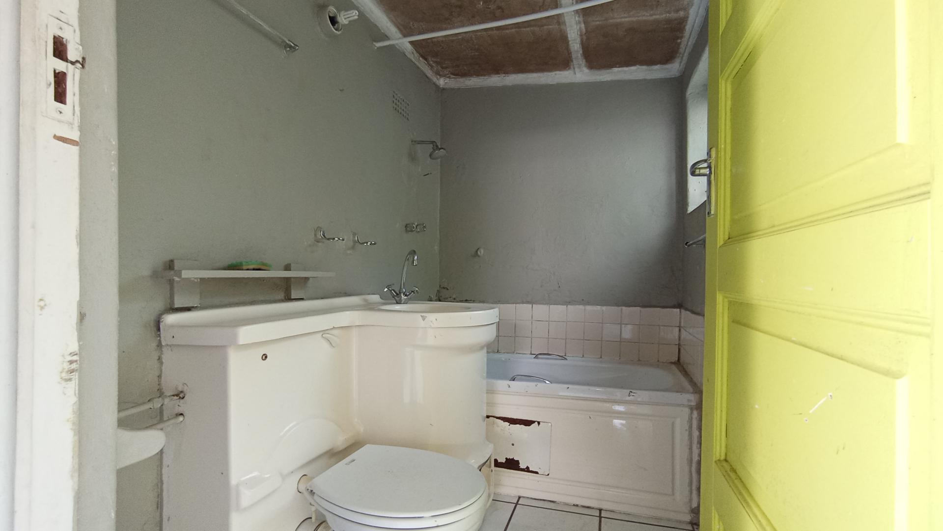 Bathroom 1 - 24 square meters of property in Melville