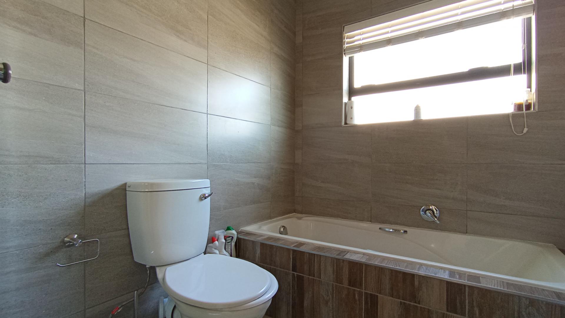 Bathroom 1 - 6 square meters of property in Allen’s Nek